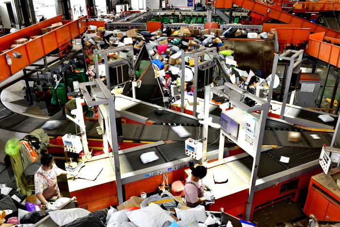 一家物流服务中心内，工作人员正分拣快递 新华社记者 郭绪雷 摄