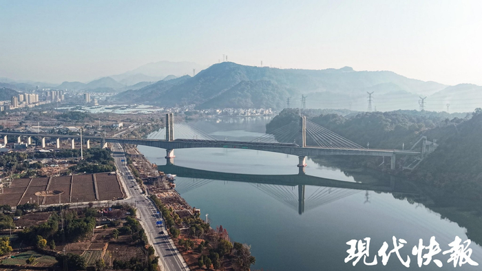 12月26日，杭衢高铁首发列车G3132次驶过新安江特大桥。蒋一帆 摄
