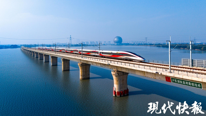 复兴号智能动车组列车在沪苏湖高铁跨青桃线大桥上行驶。张卫国  摄