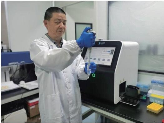 曹成喜操作电泳分析仪进行实验研究改进方案