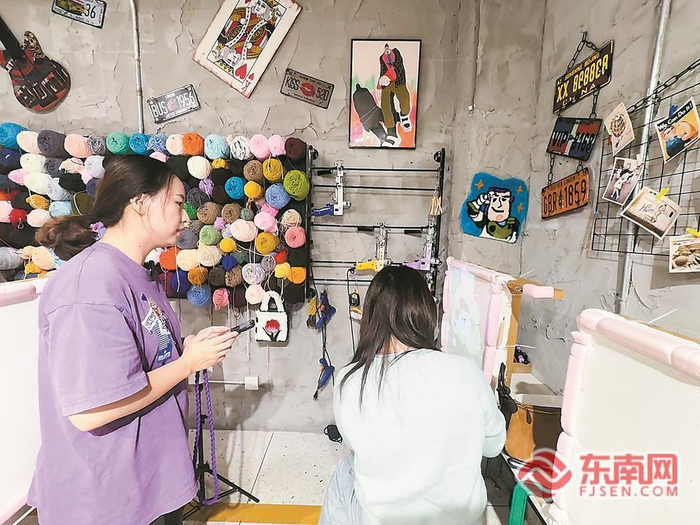 田玲珑（左）在指导顾客做簇绒。
