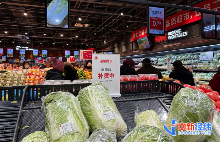 北京市通州区某连锁超市内售卖的白菜 中新经纬闫淑鑫摄