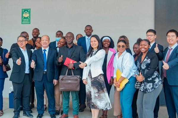 2025年11月18日，安哥拉，中国人民大学代表团与安哥拉天主教大学专家学者在场外合影留念。主办方供图