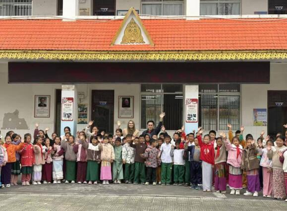 Sein Phyo & Yi在瑞丽国门小学与学生合照