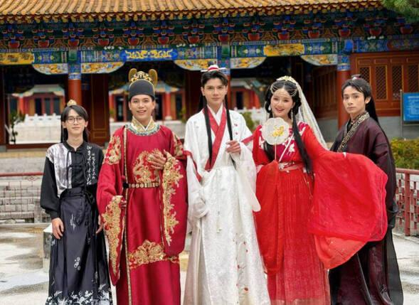 海外博主们在昆明体验汉服造型