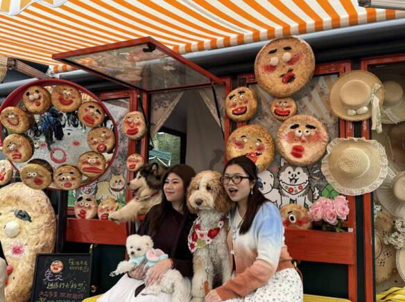 柬埔寨知名博主姜思倪（右）和妹妹在大理喜洲古镇