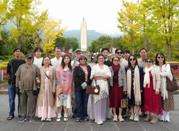柬埔寨知名博主姜思倪和亨维萨一家在大理崇圣寺三塔