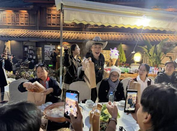 中国博主“丽江小智”给姜思倪一家送礼物瞬间