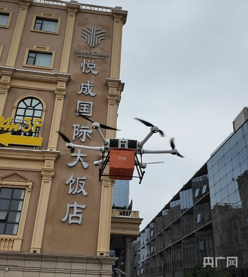 装有海鲜的无人机稳稳降落在“机场”（央广网实习记者  冯宜  摄）