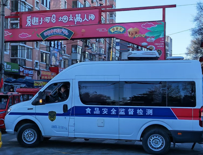食品快检车开进早市。王文郁/摄