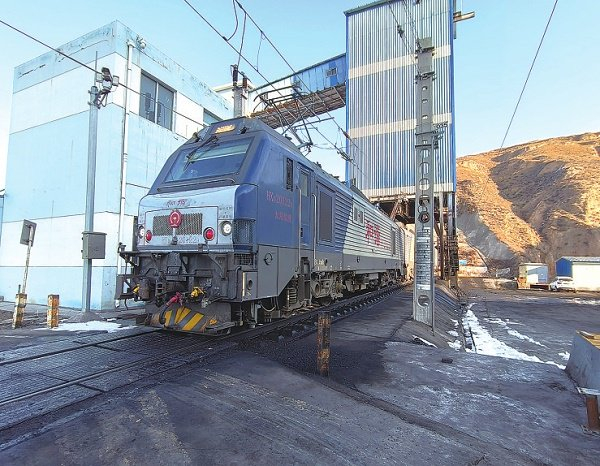 瓦日铁路孟门站专用线 本报记者 秦海峰 摄