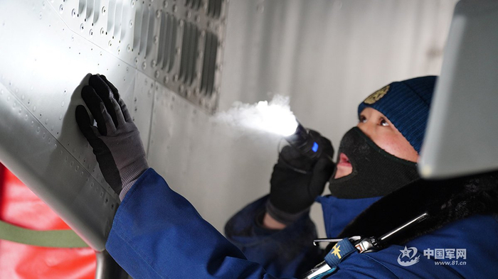 机务人员检查战机。宋安阳 摄