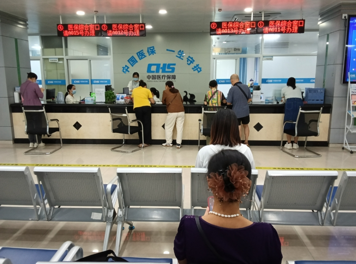 医保相关业务窗口为市民群众提供优质服务。 范琳珍 摄