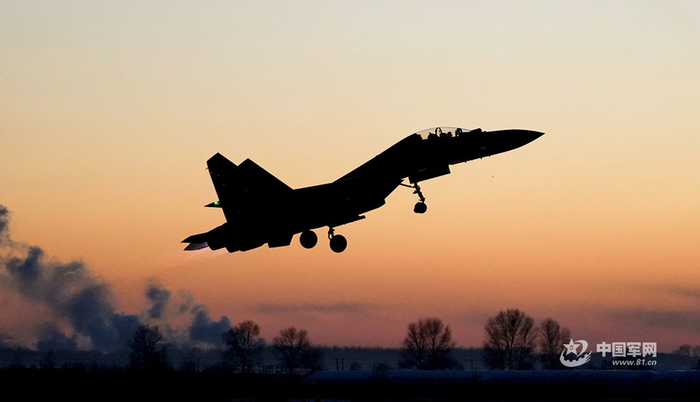 夜幕降临，战机起飞奔赴预定空域。宋安阳 摄