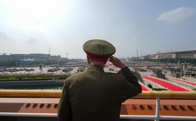 这是观礼嘉宾在天安门城楼上敬礼。新华社记者 才扬 摄