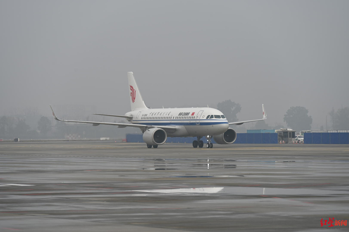 ▲搭载第9000万名乘客的飞机落地