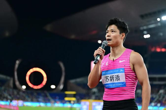 11月20日，广东队选手苏炳添在比赛后发表感言。新华社记者 江汉 摄