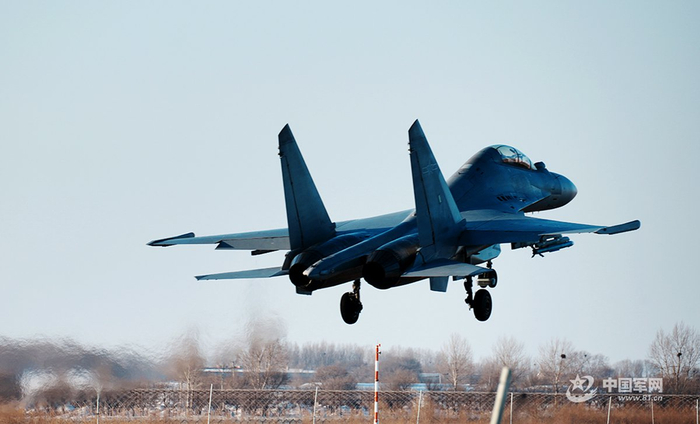 战机昼间训练归来。孙智英 摄