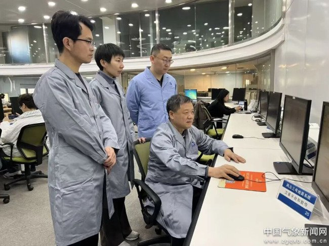 朱爱军（右一）与团队研讨风云三号H星 本人供图