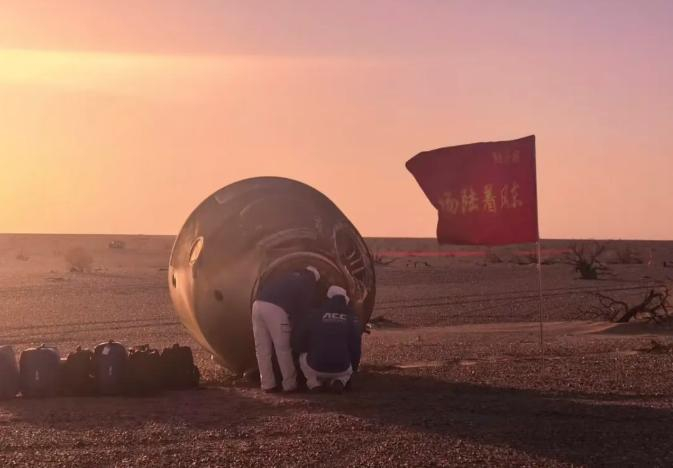 11月14日，载着神舟二十号航天员乘组的神舟二十一号载人飞船返回舱在东风着陆场成功着陆。新华社发（汪江波 摄）