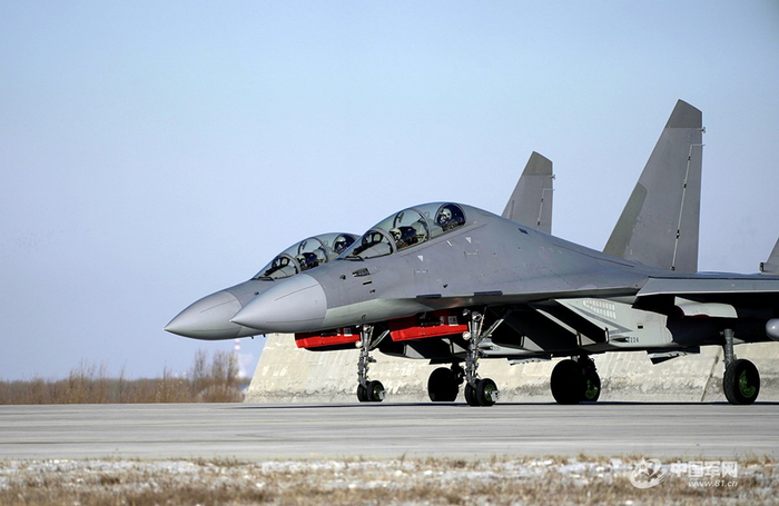 战机滑向起飞线。孙智英 摄