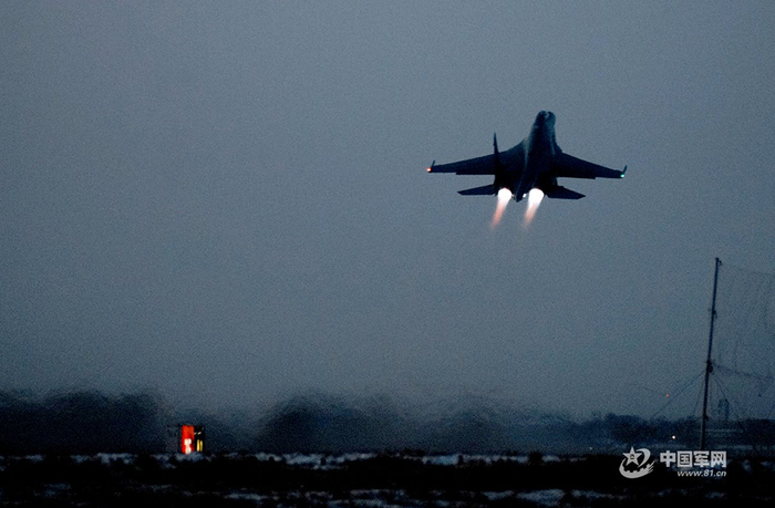 战机起飞展开夜间训练。孙智英 摄