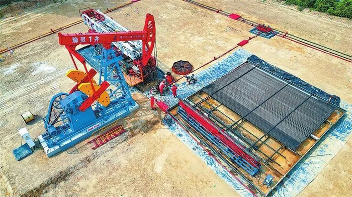 三门峡盆地大型油田试油现场。记者 聂冬晗 摄