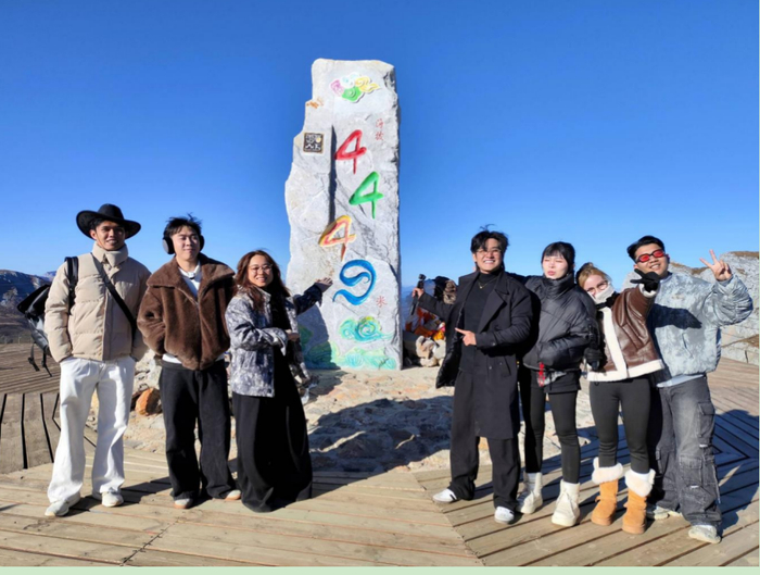 越南的旅行美食博主黎日观、郑光凯、阮英书一行