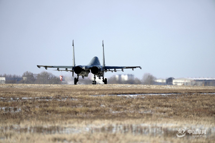 战机准备起飞。孙智英 摄
