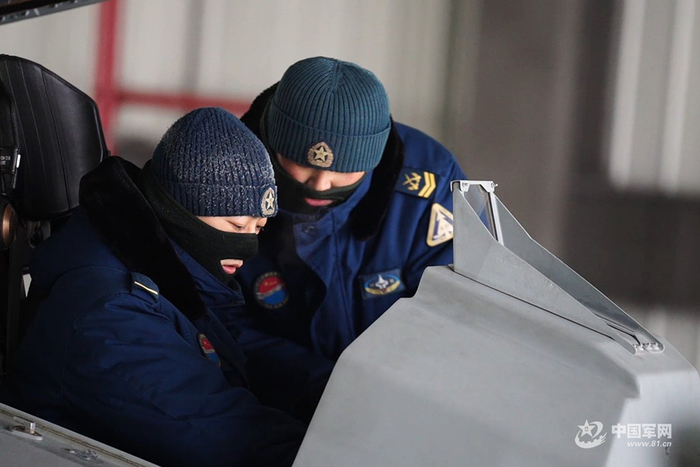 机务人员检查战机。宋安阳 摄