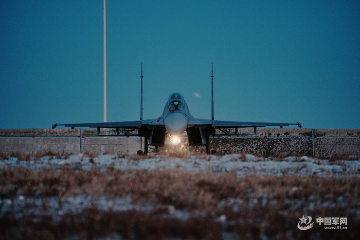 战机准备夜间训练。刘渊博 摄