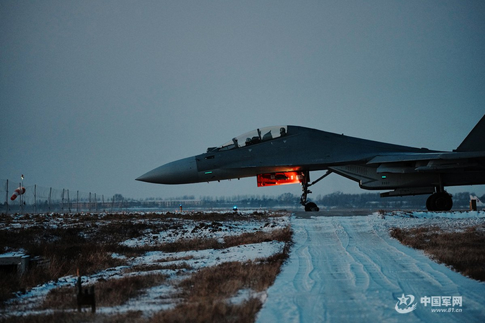 战机滑向起飞线。孙智英 摄
