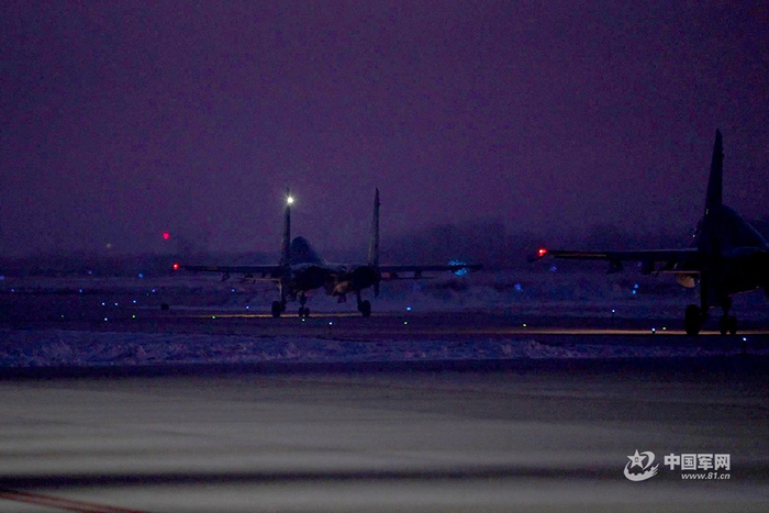 战机滑入跑道。郭世腾 摄