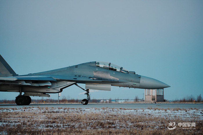 战机滑向起飞线。刘渊博 摄