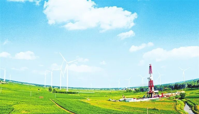 濮阳县旧油井旁风电项目。僧少琴 摄