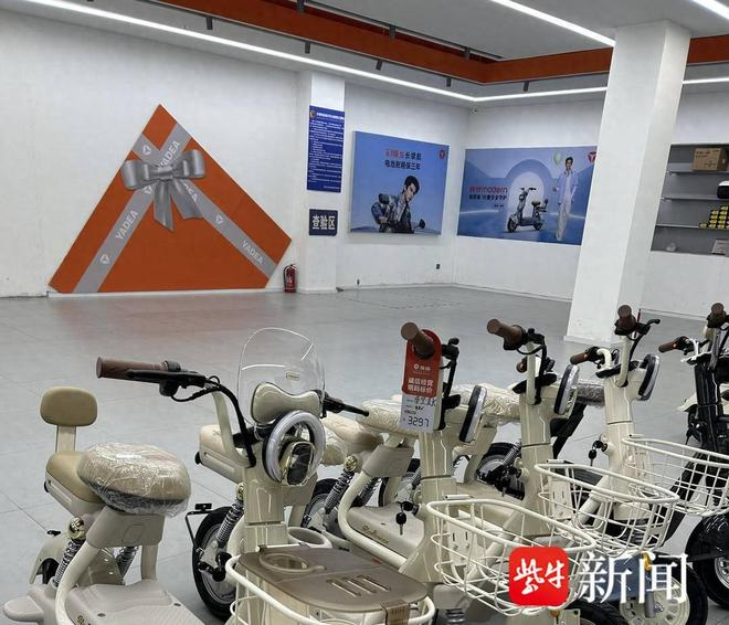 空荡荡的店堂待上新品。任国勇 摄
