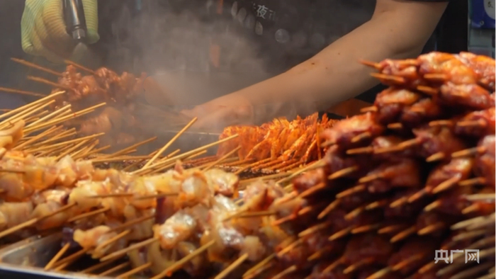 怀远夜市中的烤肉摊，烟火气十足（央广网记者  李畅  摄）