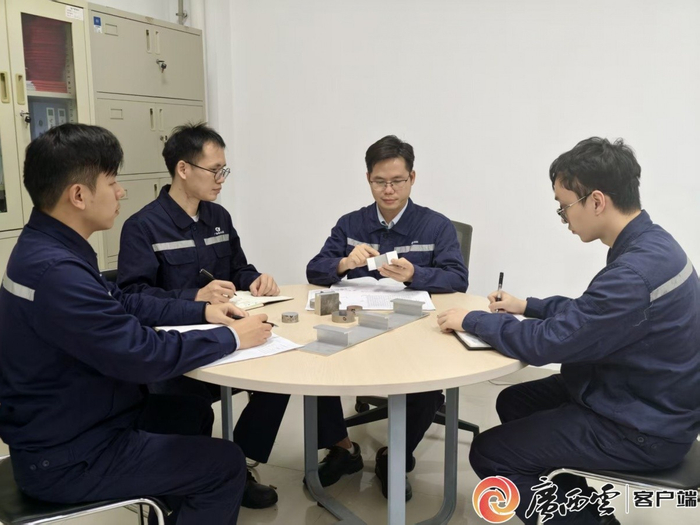 何克准在为员工进行工艺指导。黄艳宁 摄