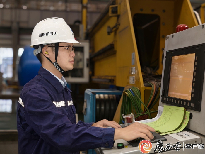 何克准在操作超声波探伤系统前检查工艺参数。黄艳宁 摄