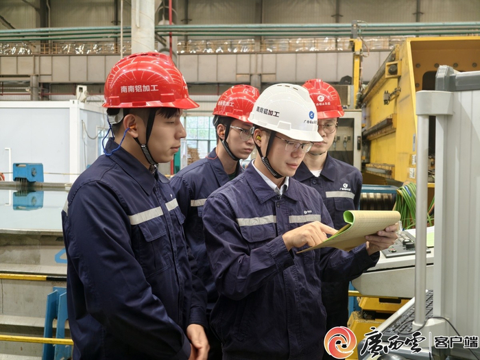 何克准在超声波探伤系统前指导铝合金厚板工艺优化。