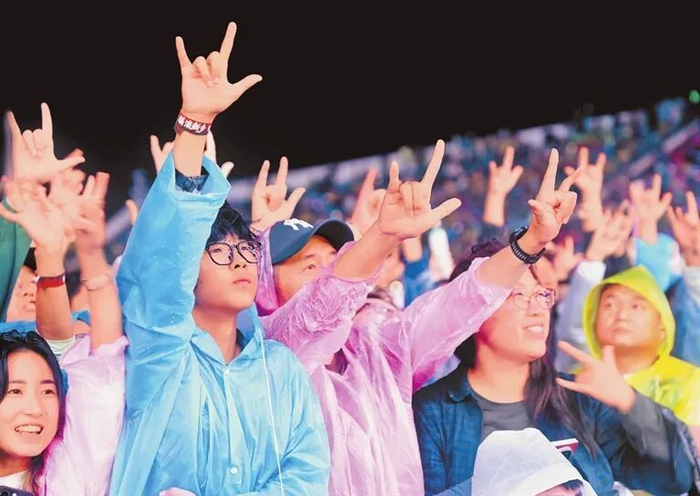 摇滚新乡·岁月如新演唱会现场。李青春 摄