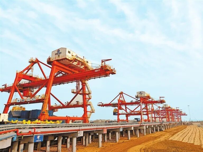 自动化岸桥巍然矗立在周口港。记者 李时珍 摄