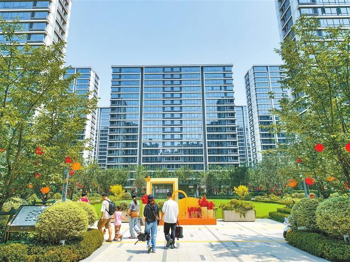     在浙江省宁波市首个共有产权住房项目和樾湾，首批入住的市民前往新家（资料图）。新华社发