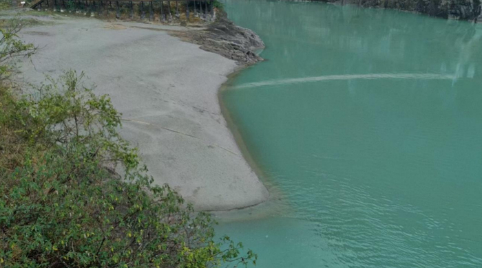  怒江“翡翠色”的江水