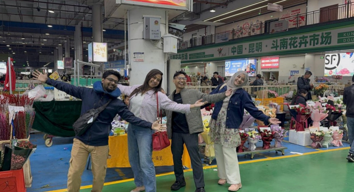  孟加拉国博主在斗南花市打卡