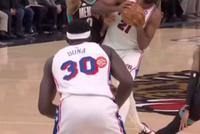 面对小前锋韦尔斯一碰就倒！美媒打趣：恩比德一肘一倒哨子就来了