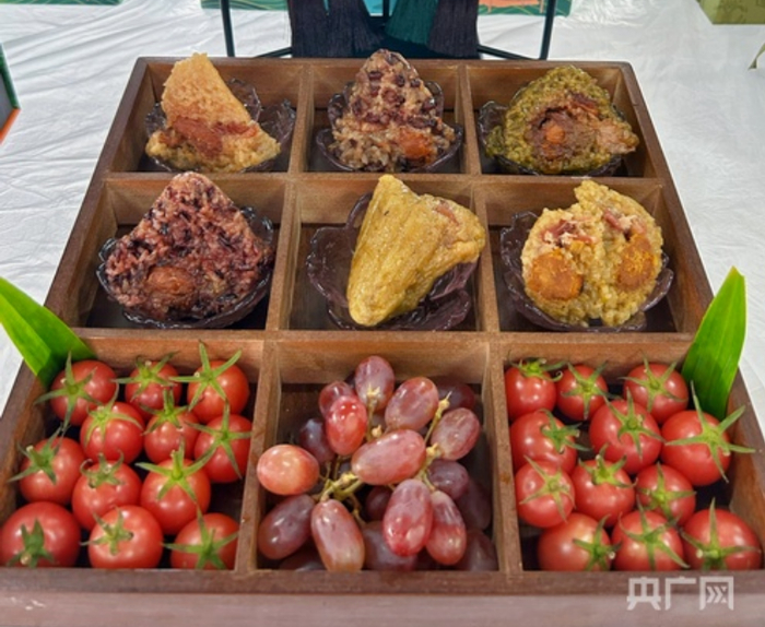 口味丰富的各类粽子（央广网记者  蔡文娟  摄）