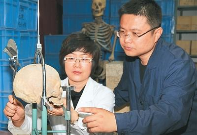 二〇一〇年，中国社会科学院考古科技实验研究中心张君（左）和王明辉在开展人骨研究。王明辉供图