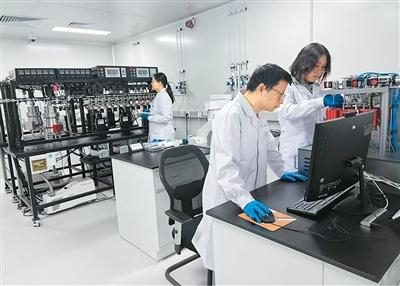 中国社会科学院科技考古与文化遗产保护重点实验室碳十四年代学实验室内，工作人员正在开展科研工作。陈相龙供图
