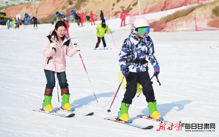 冰雪运动爱好者在滑雪场尽享冰雪运动乐趣。新甘肃·甘肃经济日报记者 瞿娟 摄